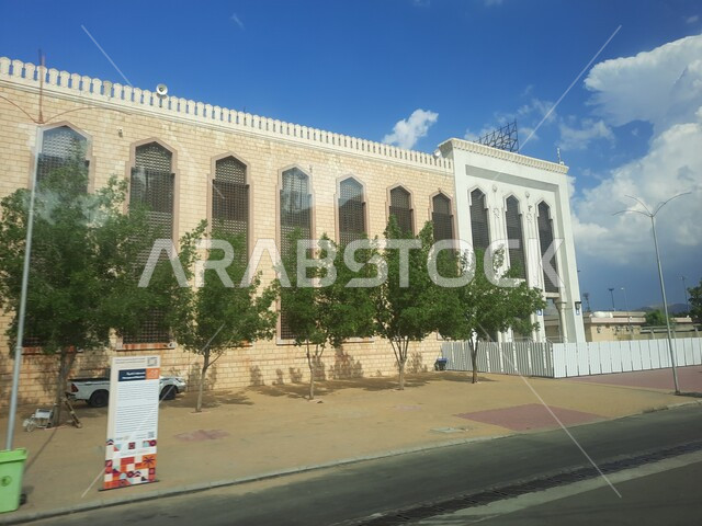 مسجد نمرة في مشعرعرفات في مكة المكرمة في المملكة العربية السعودية، الفن الهندسي المعماري على الطراز الاسلامي للمعالم و الأماكن الدينية المشهورة المقدسة ،مفهوم العبادة والتقرب الى الله تعالى، الاهتمام في زراعة الأشجار الخضراء على أرصفه الطرقات
