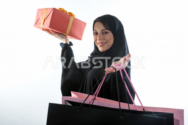 بورتريه مرأه سعودية خليجية تحمل حقائب تسوق  ، شراء الهدايا ،  الترفيه و التسوق ، يوم التسوق ، الجمعة البيضاء