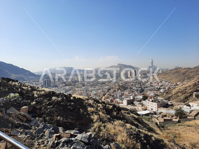 التشكيلات والتكوينات الصخرية على جبل النور في مكة المكرمة، التضاريس والجبال والمناظر الطبيعية المتميزة، أماكن إسلامية مقدسة, البيوت والمباني السكنية، القمم والمرتفعات الجبلية، معالم دينية مشهورة في المملكة العربية السعودية