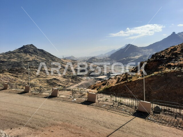 أماكن إسلامية مقدسة, التكوينات والتشكيلات الصخرية على جبل النور في مكة المكرمة، التضاريس والجبال والمناظر الطبيعية المتميزة، القمم والمرتفعات الجبلية، معالم دينية مشهورة في المملكة العربية السعودية