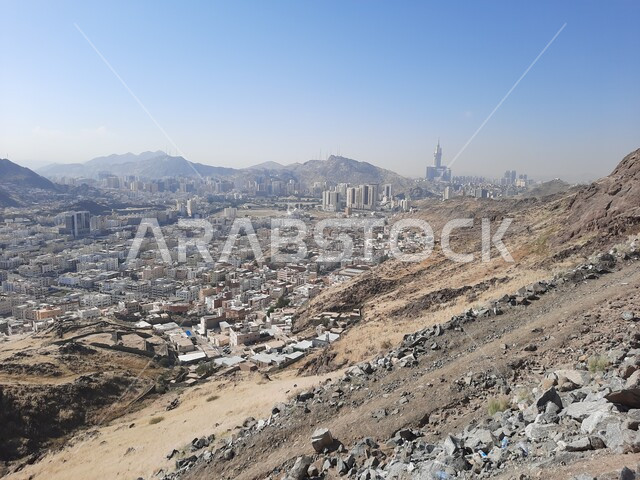 القمم والمرتفعات الجبلية، التشكيلات والتكوينات الصخرية على جبل النور في مكة المكرمة، التضاريس والجبال والمناظر الطبيعية المتميزة، أماكن إسلامية مقدسة, البيوت والمباني السكنية، معالم دينية مشهورة في المملكة العربية السعودية