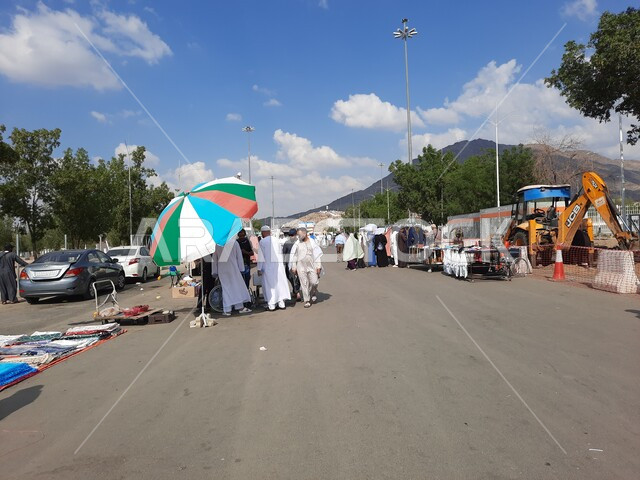 صورة من الخلف لحجاج بيت الله الحرام يتوجهون الى جبل الرحمة (عرفة) في مكة المكرمة ،موسم الحج في المملكة العربيه السعودية، معالم واماكن اسلامية دينية مقدسة، اداء مناسك الحج والعمرة، مفهوم العبادة والتقرب إلى الله، القمم والمرتفعات الجبلية