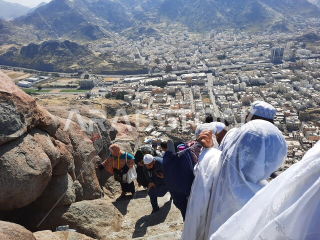 التكوينات والتشكيلات الصخرية على القمم والمرتفعات الجبلية، صورة مقربة لتوافد الزوار والسائحين من جميع أنحاء العالم لزيارة جبل النور في مكة المكرمة، البيوت والمباني السكنية، معالم دينية مشهورة في المملكة العربية السعودية، أماكن إسلامية مقدسة