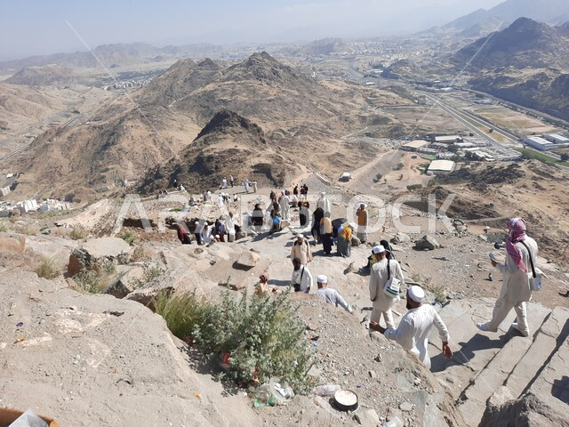الجبال والتضاريس والطبيعة المتميزة، توافد الزوار والسائحين من جميع أنحاء العالم لزيارة جبل النور في مكة المكرمة، التكوينات والتشكيلات الصخرية على القمم والمرتفعات الجبلية، معالم دينية مشهورة في المملكة العربية السعودية، أماكن إسلامية مقدسة