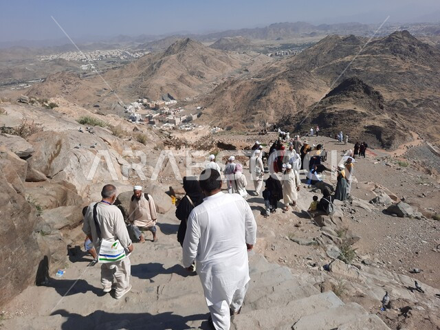 التكوينات والتشكيلات الصخرية على القمم والمرتفعات الجبلية، صورة من الخلف لتوافد الزوار والسائحين من جميع أنحاء العالم لزيارة جبل النور في مكة المكرمة، معالم دينية مشهورة في المملكة العربية السعودية، أماكن إسلامية مقدسة