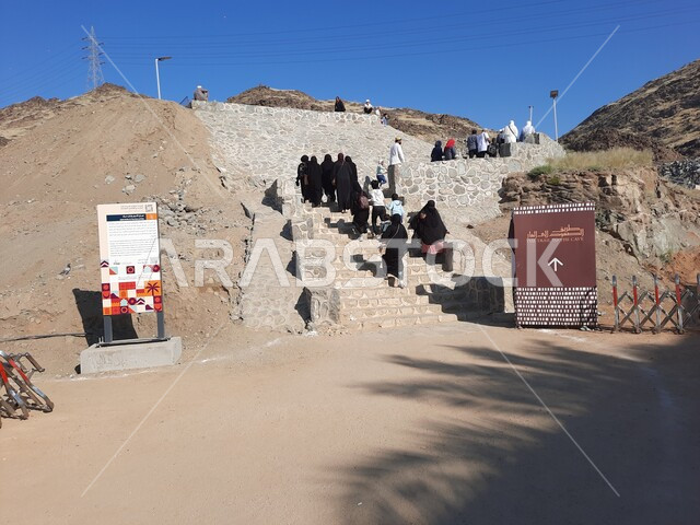 العبادة والتقرب الى الله تعالى، القمم والمرتفعات الجبلية  في السعودية ،مقصد المسلمين من شتى أنحاء العالم ،لوحات تعريفيه عن طريق غار حراء، معالم دينيه مقدسة، شركة تطوير المشاريع الكبيرة في مكة المكرمة، صورة من الخلف لمجموعه من المسلمين يصعدون للأماكن الاسلامية