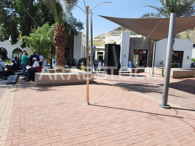  الفن الهندسي المعماري على الطراز الحديث في مكة المكرمة، الاهتمام في التشجير وزراعة النباتات الخضراء ،المحلات التجارية في مركز حراء الثقافي بالقرب من جبل النور، أماكن إسلامية مقدسة، معالم سياحية مشهورة في المملكة العربية السعودية