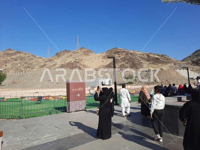 توافد المسلمين من شتى أنحاء العالم الى مكة المكرمة ،القمم والمرتفعات الجبلية في الأماكن الاسلامية في السعودية ،لوحة تعريفيه لطريق الصعود الى غار حراء، معالم دينيه مقدسة، مفهوم العبادة والتقرب الى الله تعالى