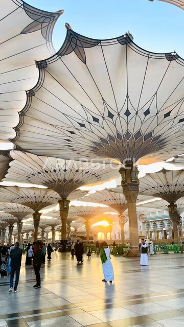  المظلات الإلكترونية للتظلل والحماية في ساحة الحرم النبوي في المدينة المنورة وقت غروب الشمس، تجمع المسلمون امام المسجد النبوي الشريف، معالم دينية إسلامية مقدسة في المملكة العربية السعودية، أماكن لأداء فروض الصلوات والعبادة والتقرب الى الله