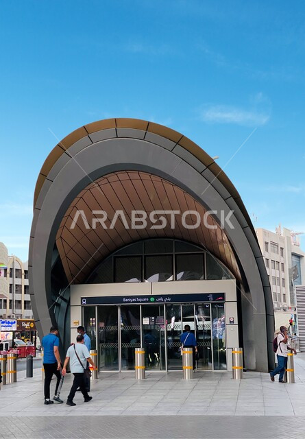 محطة مترو دبي في ساحة بني ياس، شبكة السكك الحديدية للنقل السريع في مدينة دبي، الفن الهندسي المعماري للمعالم في الإمارات العربية المتحدة
