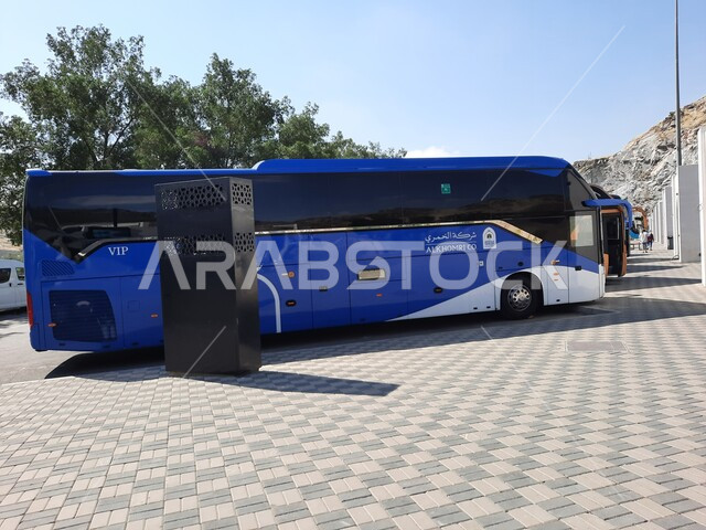 مواصلات آمنة ومريحة، تقديم الخدمات الراقية للزائرين، باص لنقل الزوار إلى مركز حراء الثقافي بالقرب من جبل النور في مكة المكرمة، أماكن إسلامية مقدسة مشهورة في المملكة العربية السعودية