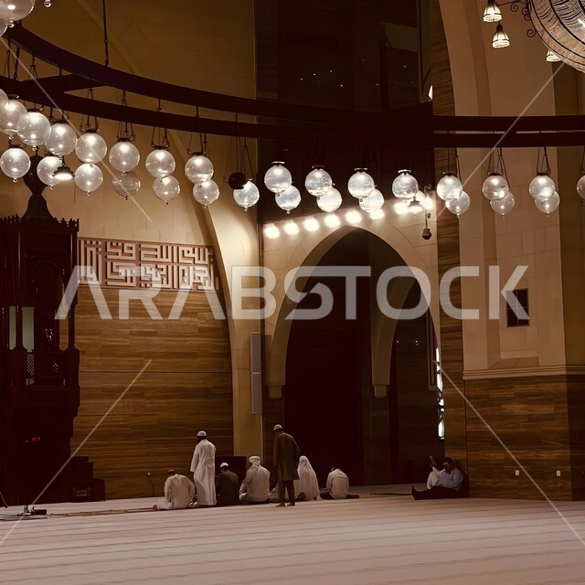 مجموعة من المصلين داخل المسجد الكبير في مملكة البحرين، الفن الهندسي المعماري على الطراز الإسلامي للمساجد، المعالم والأماكن الدينية المشهورة، العبادة والتقرب الى الله, الأنوار في الجامع، خلفية اسلامية