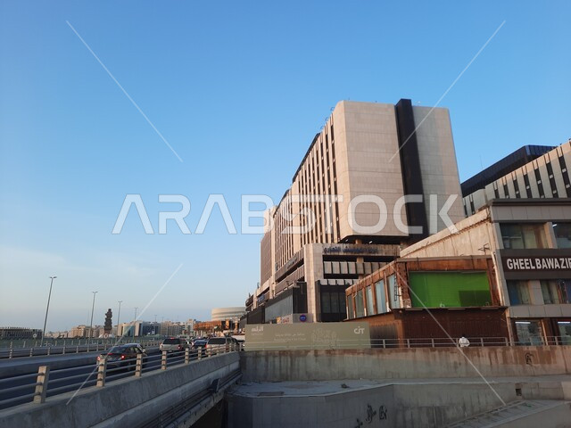 تطور الفن الهندسي المعماري للمباني في حي البلد بمنطقة جدة، الأبراج والمراكز التجارية في المملكه العربيه السعوديه، الحركة المرورية للسيارات في طرق وشوارع المدينة