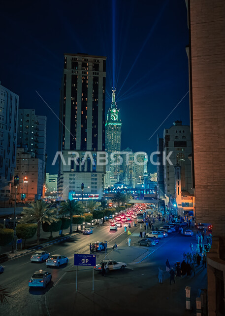 حركة مرور السيارات في طرقات وشوارع مكة المكرمة، الفن الهندسي المعماري على الطراز الحديث لبرج الساعة الملكي المضاء ليلا، الأبراج والمنشآت التجارية المحيطة بالحرم المكي الشريف، المعالم الاسلامية المشهورة في المملكة العربية السعودية
