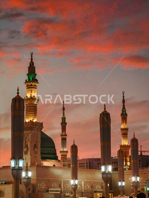 المظلات الإلكترونية في ساحة مسجد رسول الله في المدينة المنورة في وقت الشروق، العبادة والتقرب الى الله، أماكن ومعالم  دينية مقدسة في المملكة العربية السعودية، الفن الهندسي المعماري الاسلامي للحرم النبوي