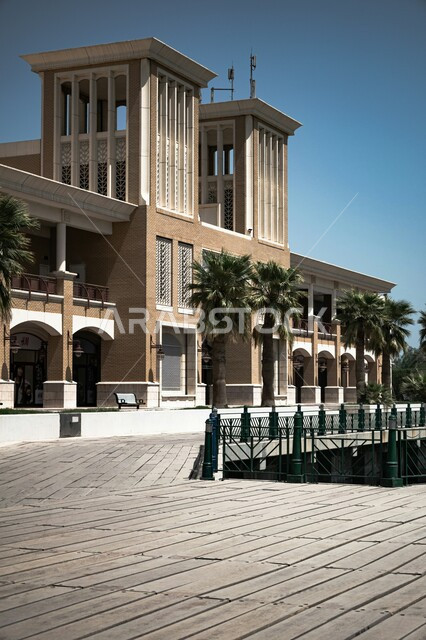 مركز سوق شرق للتسوق في دولة الكويت في النهار، الفن الهندسي المعماري للمجمع التجاري الكويتي الضخم، الأسواق والمراكز التجارية الكبيرة لشراء اللوازم والحاجات، الاهتمام بزراعة أشجار النخيل الخضراء في المدن