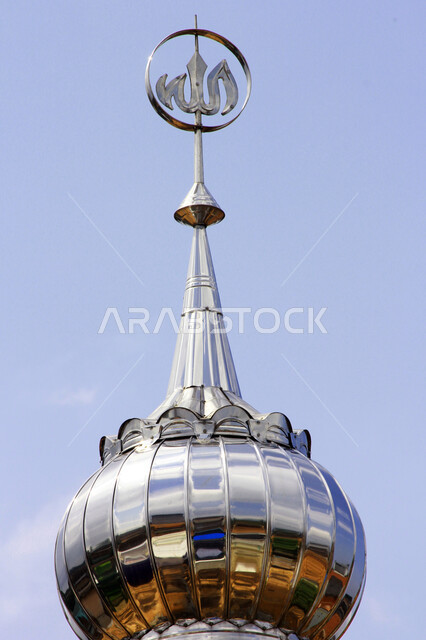 صورة مقربة لمئذنة مسجد فضية اللون في مدينة دبي، مساجد ومعالم دينية إسلامية في الإمارات العربية المتحدة، التقرب إلى الله تعالى، إسلاميات وعبادة