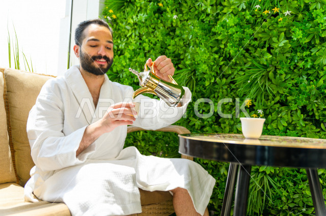 شاب سعودي مستمتع في احدى مراكز السبا بالسعودية ، يحصل على قسط من الراحة و الاسترخاء في مرافق المنتجع ، منتجعات صحية للعناية الصحية والبدنية ، اماكن سياحية 