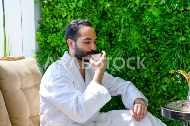 شاب سعودي مستمتع في احدى مراكز السبا بالسعودية ، يحصل على قسط من الراحة و الاسترخاء في مرافق المنتجع ، منتجعات صحية للعناية الصحية والبدنية ، اماكن سياحية 