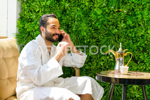 شاب سعودي مستمتع في احدى مراكز السبا بالسعودية ، يحصل على قسط من الراحة و الاسترخاء في مرافق المنتجع ، منتجعات صحية للعناية الصحية والبدنية ، اماكن سياحية 