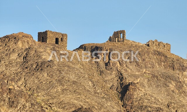 المساجد الأثرية القديمة في اعلى الجبال، القمم والمرتفعات الجبلية الصخرية في المملكة العربية السعودية، اماكن ومناطق إسلامية ودينية مقدسة، موقع غزوة الخندق على جبل سلع في المدينة المنورة