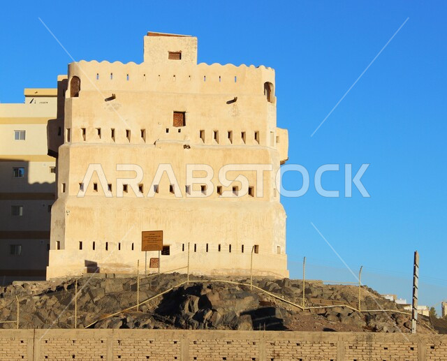  قلعة قباء في المدينة المنورة في النهار، حصن دفاعي تاريخي اثري، الفن الهندسي المعماري على الطراز القديم للقلاع الأثرية، معالم ورموز إسلامية مقدسة في المملكة العربية السعودية 