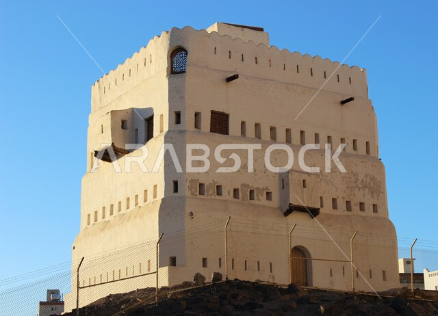  قلعة قباء في المدينة المنورة في النهار، حصن دفاعي تاريخي اثري، الفن الهندسي المعماري على الطراز القديم للقلاع الأثرية، معالم ورموز إسلامية مقدسة في المملكة العربية السعودية 