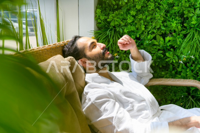 شاب سعودي مستمتع في احدى مراكز السبا بالسعودية ، يحصل على قسط من الراحة و الاسترخاء في مرافق المنتجع ، منتجعات صحية للعناية الصحية والبدنية ، اماكن سياحية 