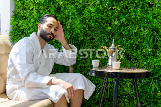 شاب سعودي مستمتع في احدى مراكز السبا بالسعودية ، يحصل على قسط من الراحة و الاسترخاء في مرافق المنتجع ، منتجعات صحية للعناية الصحية والبدنية ، اماكن سياحية 