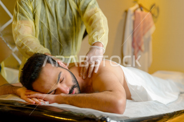 شاب سعودي يحصل على جلسة مساج في احدى مراكز السبا بالسعودية ، افضل خدمات المساج للاسترخاء و الهدوء ، منتجعات صحية للعناية الصحية والبدنية ، اماكن سياحية 