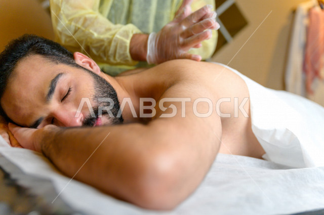 شاب سعودي يحصل على جلسة مساج في احدى مراكز السبا بالسعودية ، افضل خدمات المساج للاسترخاء و الهدوء ، منتجعات صحية للعناية الصحية والبدنية ، اماكن سياحية 