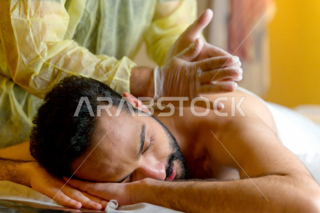 شاب سعودي يحصل على جلسة مساج في احدى مراكز السبا بالسعودية ، افضل خدمات المساج للاسترخاء و الهدوء ، منتجعات صحية للعناية الصحية والبدنية ، اماكن سياحية 