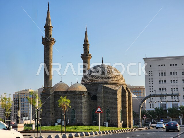 معالم وأماكن دينية اسلامية مشهورة، صورة مقربة لمسجد العنبرية في المدينة المنورة، الفن الهندسي المعماري على الطراز التقليدي القديم، الاهتمام في التشجير وزراعه النباتات الخضراء في المملكة العربية السعودية، العبادة والتقرب الى الله