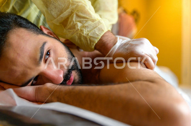 شاب سعودي يحصل على جلسة مساج في احدى مراكز السبا بالسعودية ، افضل خدمات المساج للاسترخاء و الهدوء ، منتجعات صحية للعناية الصحية والبدنية ، اماكن سياحية 