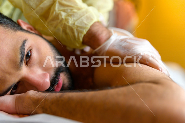 شاب سعودي يحصل على جلسة مساج في احدى مراكز السبا بالسعودية ، افضل خدمات المساج للاسترخاء و الهدوء ، منتجعات صحية للعناية الصحية والبدنية ، اماكن سياحية 