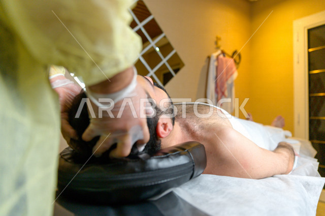 شاب سعودي يحصل على جلسة مساج في احدى مراكز السبا بالسعودية ، افضل خدمات المساج للاسترخاء و الهدوء ، منتجعات صحية للعناية الصحية والبدنية ، اماكن سياحية 