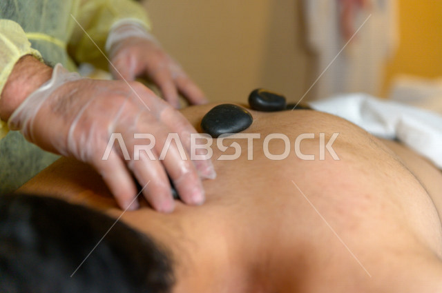 شاب سعودي يحصل على جلسة مساج في احدى مراكز السبا بالسعودية ، افضل خدمات المساج للاسترخاء و الهدوء ، منتجعات صحية للعناية الصحية والبدنية ، اماكن سياحية 
