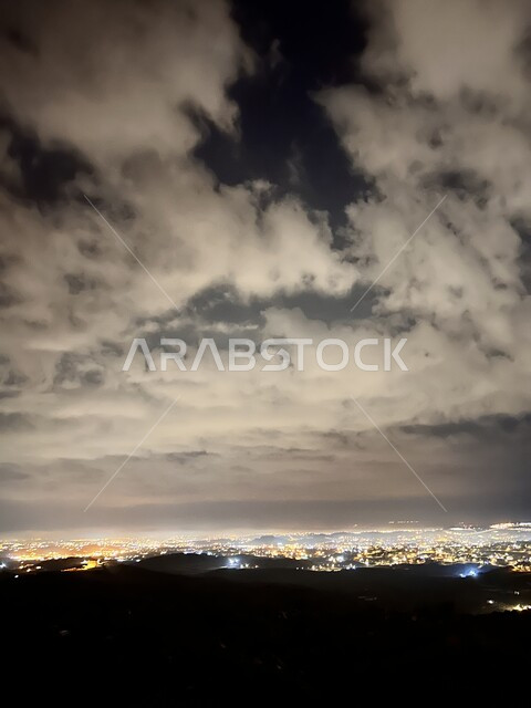 منظر السماء المليئة بالغيوم والسحب البيضاء ليلا, الطبيعة الجبلية في مدينة أبها بمنطقة عسير, أماكن قضاء الوقت الممتع في المملكة العربية السعودية, الأحياء والمناطق السكنية المضاءة, الأجواء الشتوية الغائمة