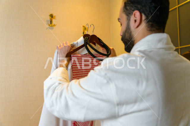 شاب سعودي داخل غرفة تبديل الملابس في احدى مراكز السبا بالسعودية ، تقديم افضل الخدمات للحصول على الراحة و الاسترخاء ، منتجعات صحية للعناية الصحية والبدنية ، اماكن سياحية 