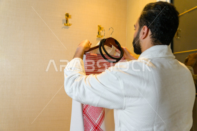 شاب سعودي داخل غرفة تبديل الملابس في احدى مراكز السبا بالسعودية ، تقديم افضل الخدمات للحصول على الراحة و الاسترخاء ، منتجعات صحية للعناية الصحية والبدنية ، اماكن سياحية 