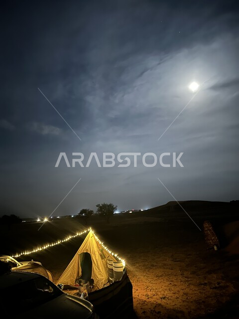 الرحلات البرية في صحراء المملكة العربية السعودية, أجواء التخييم الممتعة ليلا, الاستمتاع بالأجواء الهادئة في مدينة الرياض, الخيام الشعبية في المناطق الصحراوية, الجلسات التقليدية في البادية, منظر القمر المضيء في السماء