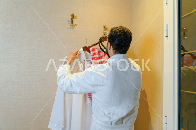 شاب سعودي داخل غرفة تبديل الملابس في احدى مراكز السبا بالسعودية ، تقديم افضل الخدمات للحصول على الراحة و الاسترخاء ، منتجعات صحية للعناية الصحية والبدنية ، اماكن سياحية 