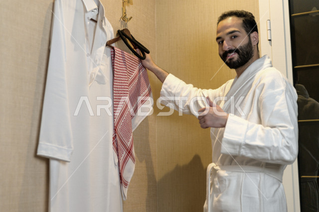 شاب سعودي داخل غرفة تبديل الملابس في احدى مراكز السبا بالسعودية ، تقديم افضل الخدمات للحصول على الراحة و الاسترخاء ، منتجعات صحية للعناية الصحية والبدنية ، اماكن سياحية 