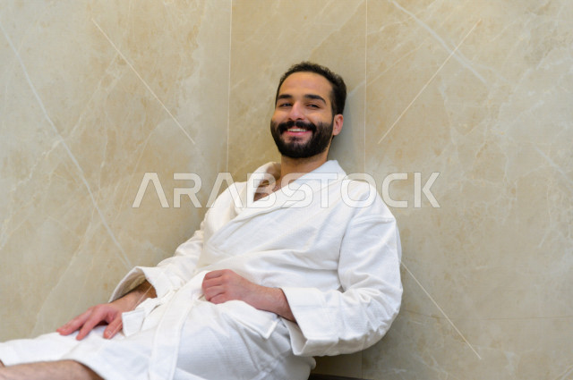 شاب سعودي داخل غرفة الساونا في احدى مراكز السبا بالسعودية ، تقديم افضل الخدمات للحصول على الراحة و الاسترخاء ، منتجعات صحية للعناية الصحية والبدنية ، اماكن سياحية 