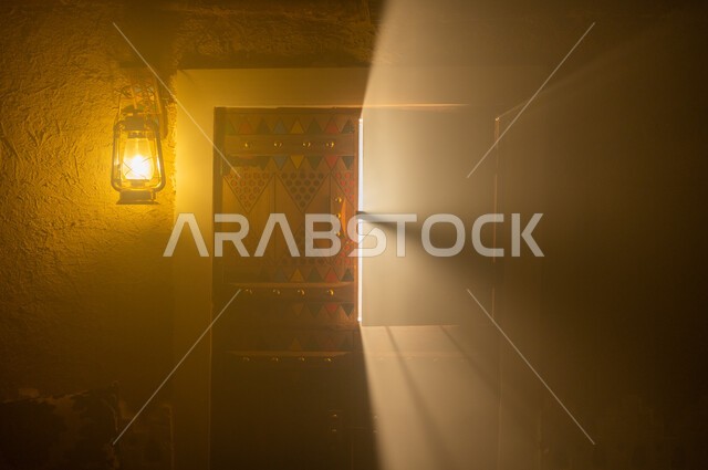 مفهوم الحضارة والأصالة والعراقة, ذكرى تأسيس الدولة السعودية الاولى 22 فبراير, النوافذ الخشبية المنقوشة والمزخرفة على الطراز التاريخي القديم, القناديل المعدنية المضاءة المعلقة على الحائط الطيني, يوم بدينا 1727 م، بيوت ومنشآت تراثية قديمة في المملكة