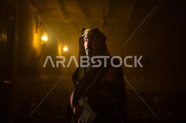 ذكرى تأسيس الدولة السعودية الاولى 22 فبراير, إظهار الحب والولاء للدولة والوطن, رجل عربي خليجي سعودي يرتدي الثوب التقليدي والشماغ يقف بفخر واعتزاز بالهوية الوطنية, يوم بدينا 1727 م، الفوانيس المضيئة المعلقة على الجدران الطينية, الأعياد والمناسبات الوطنية