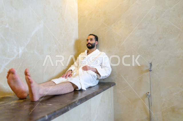 شاب سعودي داخل غرفة الساونا في احدى مراكز السبا بالسعودية ، تقديم افضل الخدمات للحصول على الراحة و الاسترخاء ، منتجعات صحية للعناية الصحية والبدنية ، اماكن سياحية 