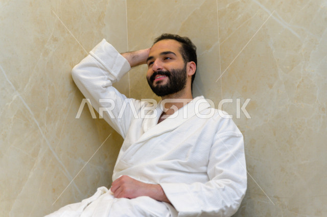 شاب سعودي داخل غرفة الساونا في احدى مراكز السبا بالسعودية ، تقديم افضل الخدمات للحصول على الراحة و الاسترخاء ، منتجعات صحية للعناية الصحية والبدنية ، اماكن سياحية 