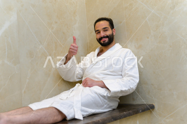 شاب سعودي داخل غرفة الساونا في احدى مراكز السبا بالسعودية ، تقديم افضل الخدمات للحصول على الراحة و الاسترخاء ، منتجعات صحية للعناية الصحية والبدنية ، اماكن سياحية 