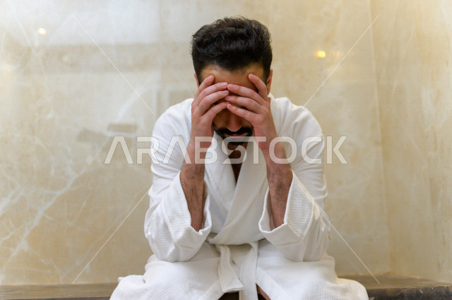 شاب سعودي داخل غرفة الساونا في احدى مراكز السبا بالسعودية ، تقديم افضل الخدمات للحصول على الراحة و الاسترخاء ، منتجعات صحية للعناية الصحية والبدنية ، اماكن سياحية 